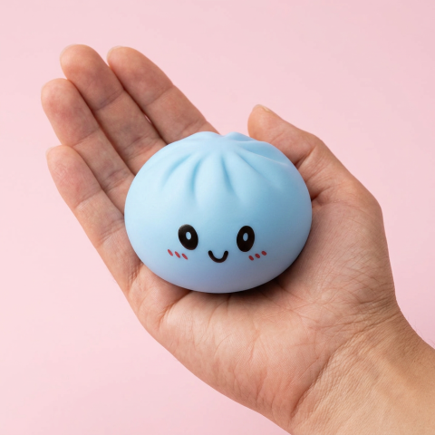 Havsblå Dumpling Squishy med Bambusteamer i handen, verklig storlek