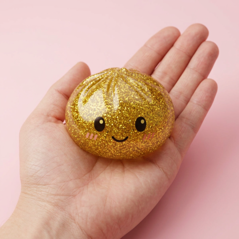 Glitter Dumpling Squishy Guld Deluxe i handen, verklig storlek