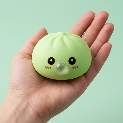 Dumpling Squishy Grön med Bambukorg i handen, verklig storlek