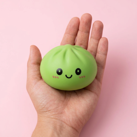 Dumpling Squishy Matcha Grön i handen, verklig storlek
