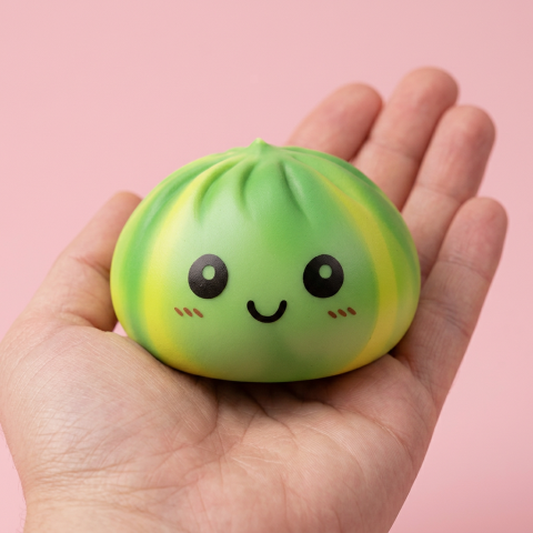 Tie Dye Dumpling Squishy Grön Virvel i handen, verklig storlek