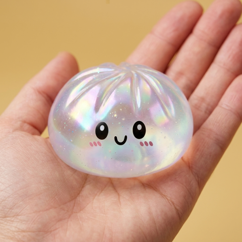 Holographic Dumpling Squishy Regnbågsskimmer i handen, verklig storlek