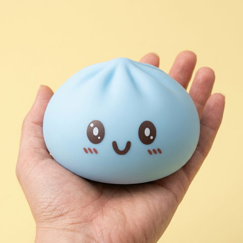 Dumpling Squishy Jumbo Blå i handen, verklig storlek