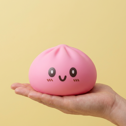 Dumpling Squishy Giant Rosa i handen, verklig storlek