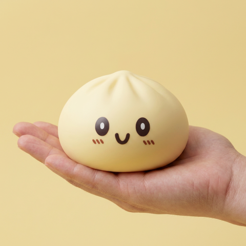 Squishy Dumpling Gul Jumbo XXL i handen, verklig storlek