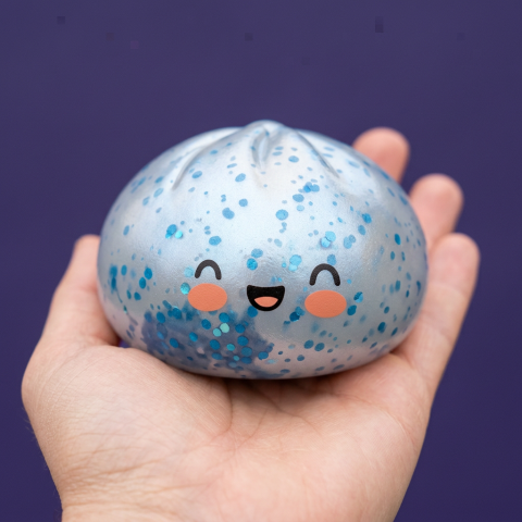 Dumpling Squishy Isblå Sparkle i handen, verklig storlek