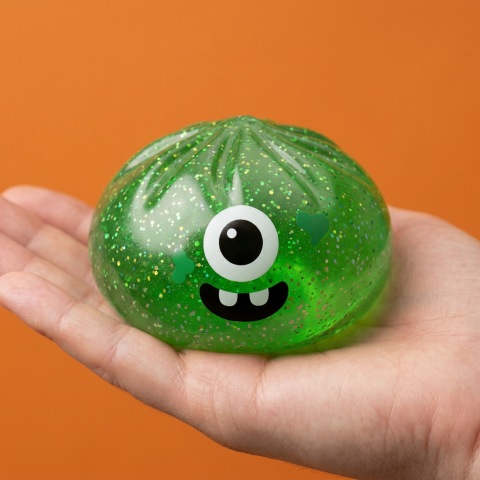 Squishy Dumpling Monster Halloween Grön Glitter i handen, verklig storlek