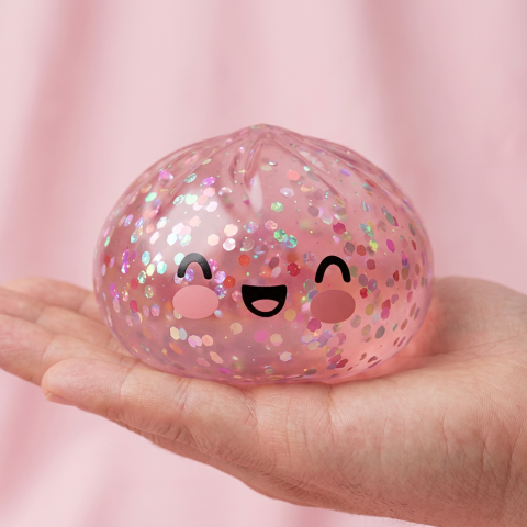 Dumpling Squishy Rose Sparkle Glitter i handen, verklig storlek