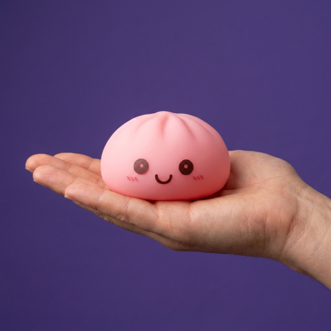 Dumpling Squishy Nattlampa Rosa i handen, verklig storlek