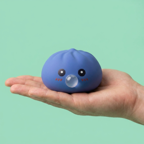 Dumpling Squishy Puffig Lila i handen, verklig storlek