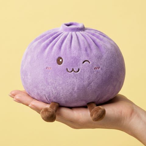 Dumpling Squishy Geant Lila XXL i handen, verklig storlek