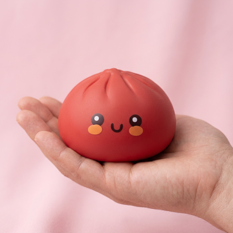 Dumpling Squishy Röd Fluffy i handen, verklig storlek