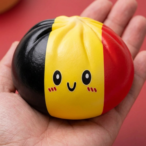 Squishy Dumpling Flag Belgien i handen, verklig storlek