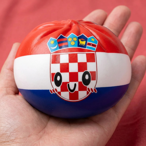 Flag Squishy Dumpling Kroatien i handen, verklig storlek