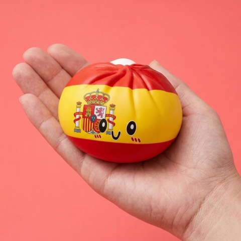 Squishy Flag Dumpling Spanien i handen, verklig storlek