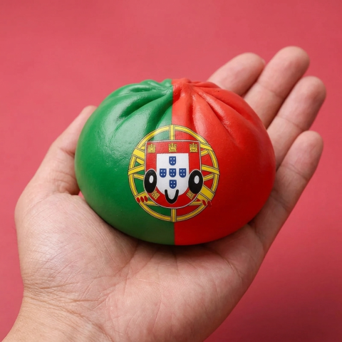 Squishy Dumpling Portugal Flaggmotiv i handen, verklig storlek