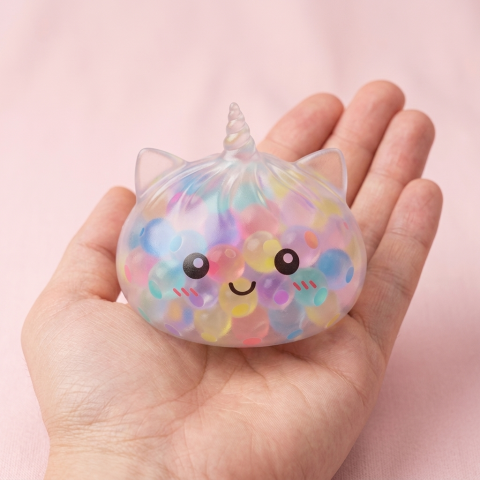 Squishy Dumpling Unicorn Bubble Pastell i handen, verklig storlek