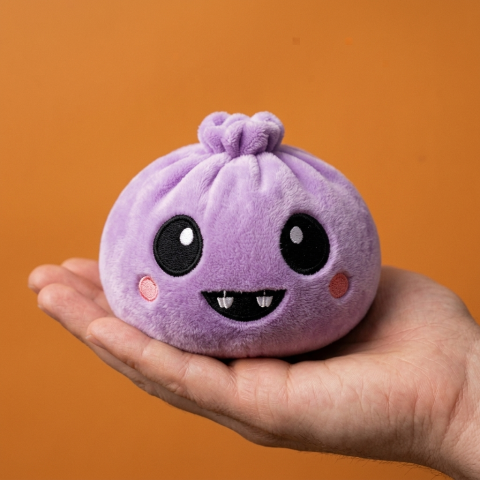 Squishy Dumpling Vampire Halloween Sammet i handen, verklig storlek