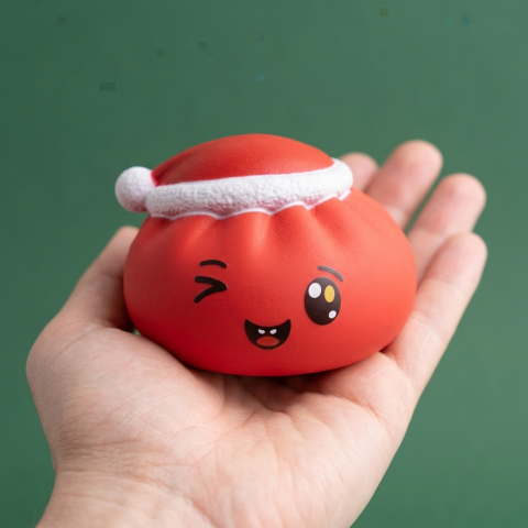 Squishy Dumpling Tomteluva Röd i handen, verklig storlek