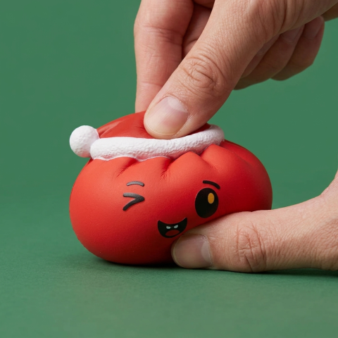 Squishy Dumpling Tomteluva Röd — i klämmet, mjukt slow-rise-skum